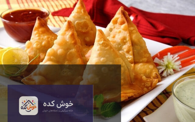 سمبوسه میگو طلایی و خوشرنگ در حال سرخ شدن در روغن داغ، آماده سرو با سس مخصوص