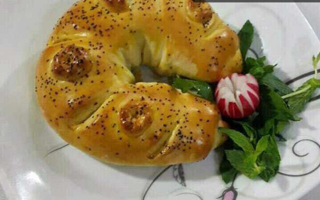 رولت کالباس و پنیر با خمیر جادویی، برش خورده و آماده سرو، با بافتی نرم و پنیر ذوب شده