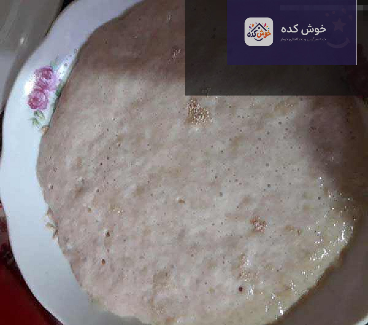 بافت داخلی نان عسل و نارگیل نمای نزدیک از بافت داخلی نان عسل و نارگیل، نشاندهنده نرمی و پوکی نان