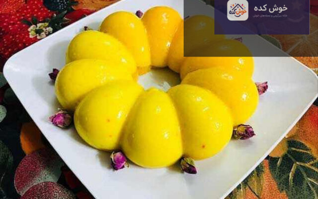 ماقوت بستنی زعفرانی مجلسی با تزیین خلال پسته و گل محمدی، دسری خوشمزه و سنتی برای مهمانی ها
