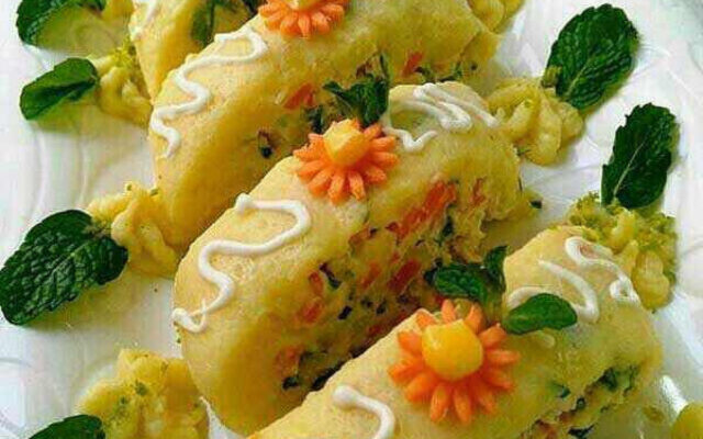 سالاد سیب زمینی رولتی مجلسی با تزیین شوید و گوجه گیلاسی، مناسب برای مهمانی ها و دورهمی ها