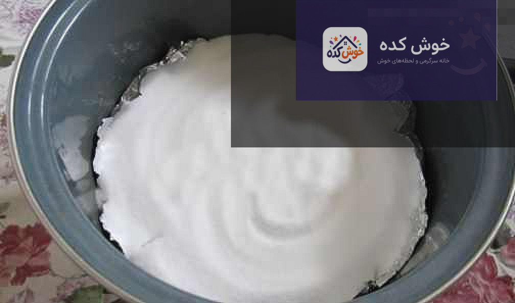 مرغ بریان شده در قابلمه با سس غلیظ و طلایی، تزئین شده با جعفری تازه و برش های لیمو