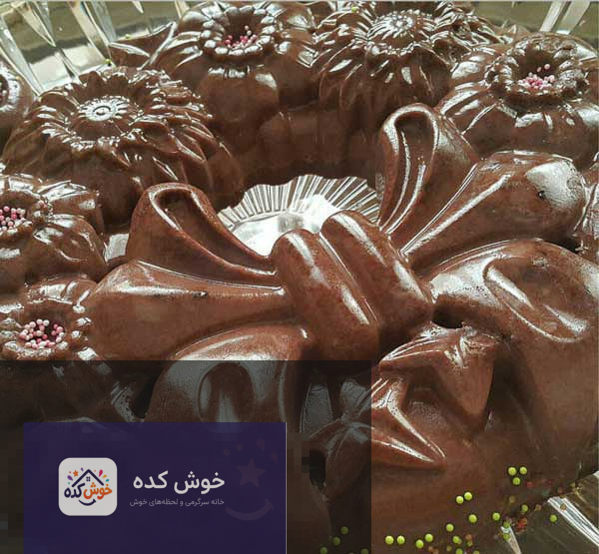 پاناکوتای خرما در لیوان‌های شیشه‌ای، تزیین شده با خلال پسته و خرما، مناسب برای افطار ماه رمضان