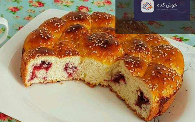 نان بوحلته مارمالادی شیرین و طلایی با تزیین پودر قند، مناسب برای افطار و صبحانه