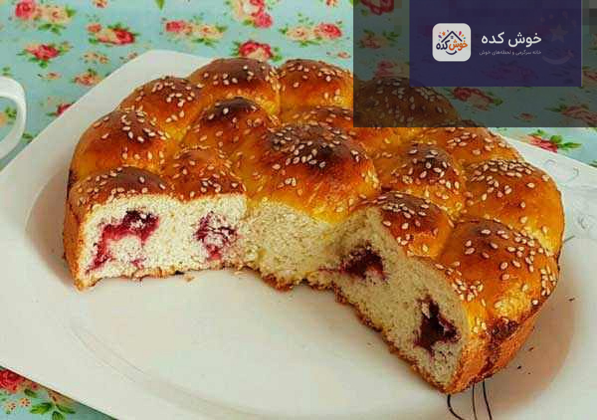 نان بوحلته مارمالادی شیرین و طلایی با تزیین پودر قند، مناسب برای افطار و صبحانه