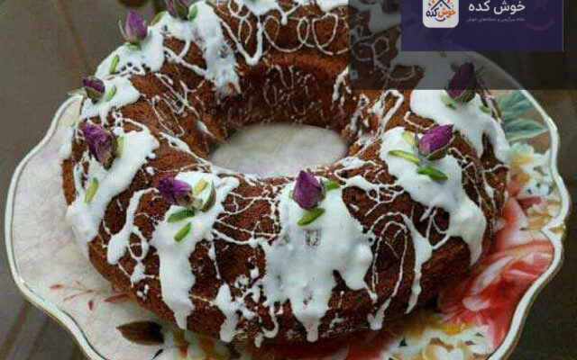 کیک خرما و گردو با تزئین خرما و گردو روی میز چوبی، مناسب برای افطار و دسر مقوی
