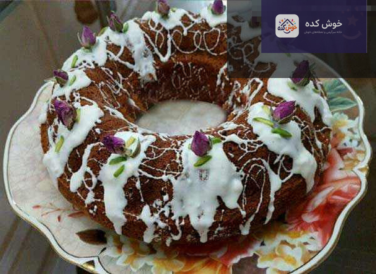 کیک خرما و گردو با تزئین خرما و گردو روی میز چوبی، مناسب برای افطار و دسر مقوی