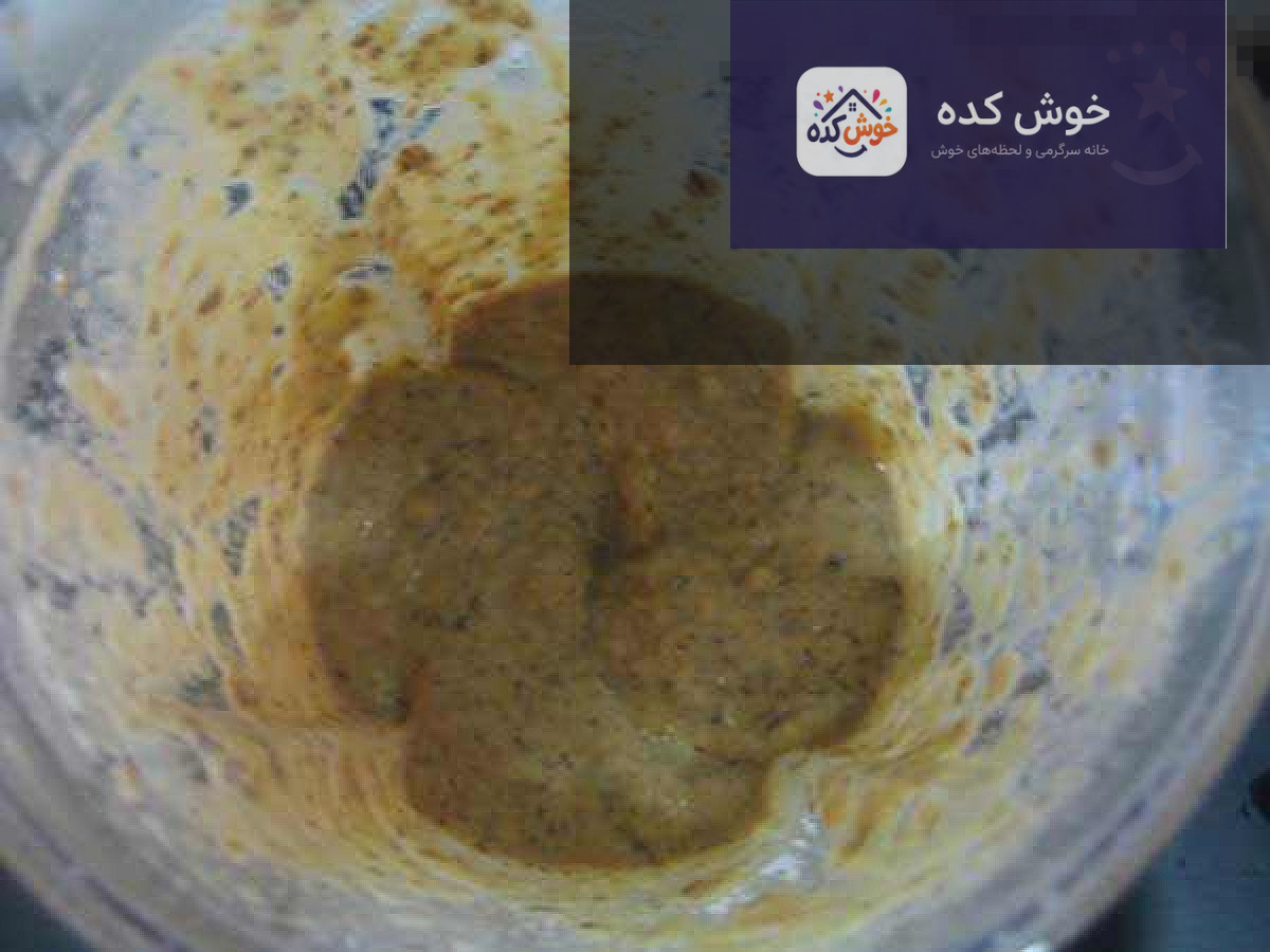 کیک خرما و گردو در قالب گرد با تزئین خرما و گردو، نمای نزدیک از بافت کیک