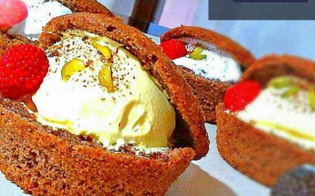 کیک بستنی فنجانی مجلسی با تزیین توت فرنگی و سس شکلات، مناسب برای مهمانی ها و دسر