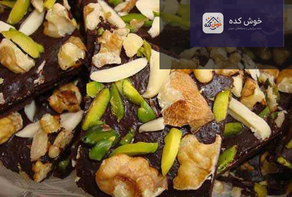مواد اولیه و مراحل آماده سازی شکلات موزاییکی، شامل بیسکویت، شکلات و مغزها