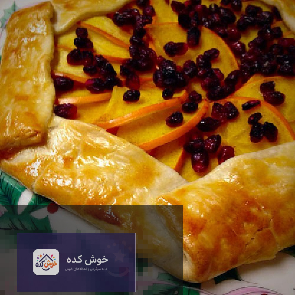 خمیر گلت آماده شده و پیچیده شده در سلفون، آماده برای استراحت در یخچال