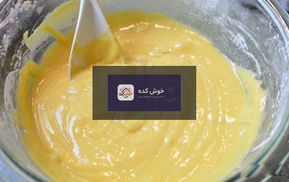 کیک براق صورتی با تزیینات شکلاتی و میوه، آماده سرو در یک جشن تولد