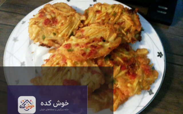 کیک سیب زمینی خلالی طلایی و ترد روی سینی فر، آماده سرو