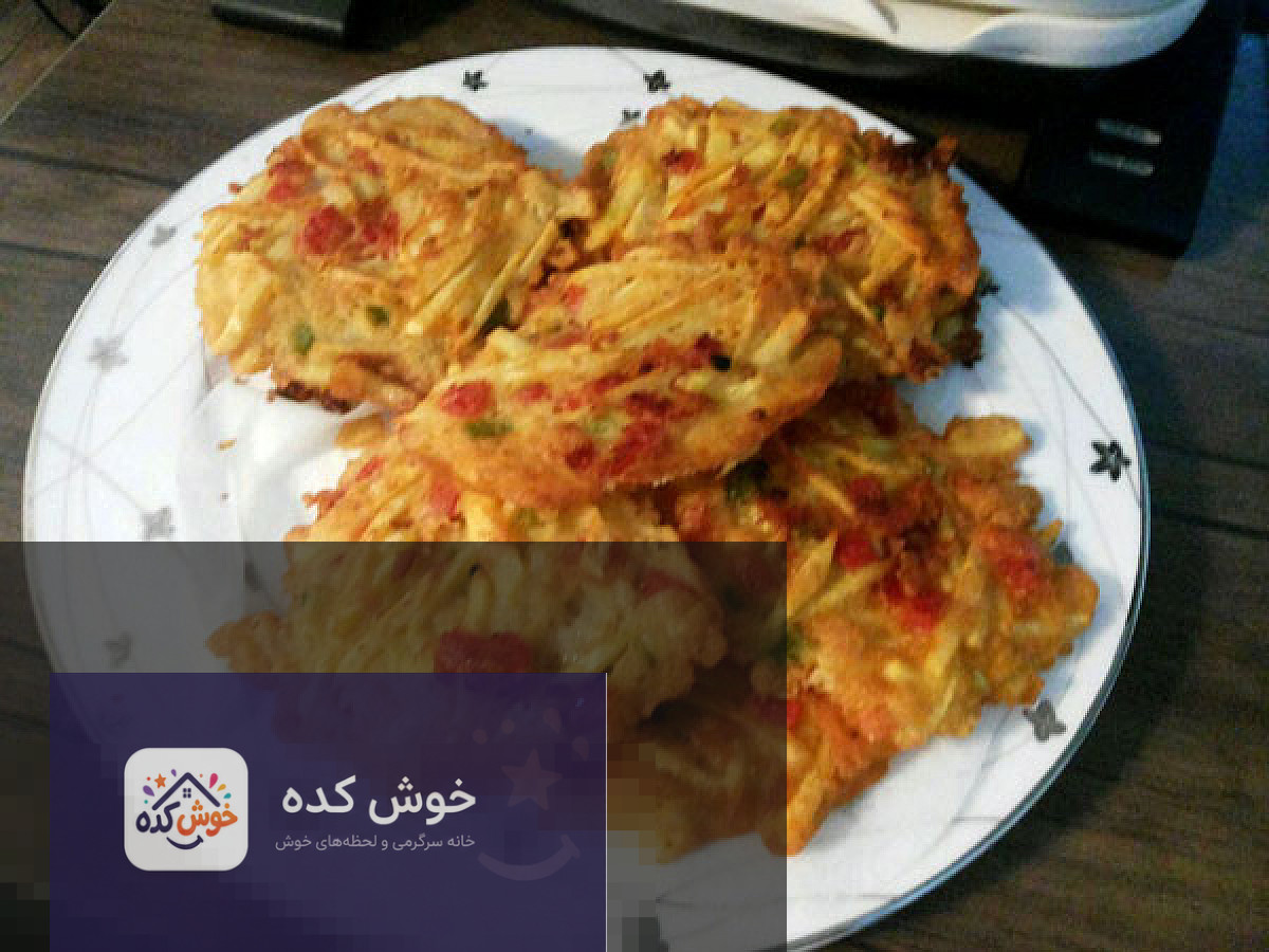 کیک سیب زمینی خلالی طلایی و ترد روی سینی فر، آماده سرو