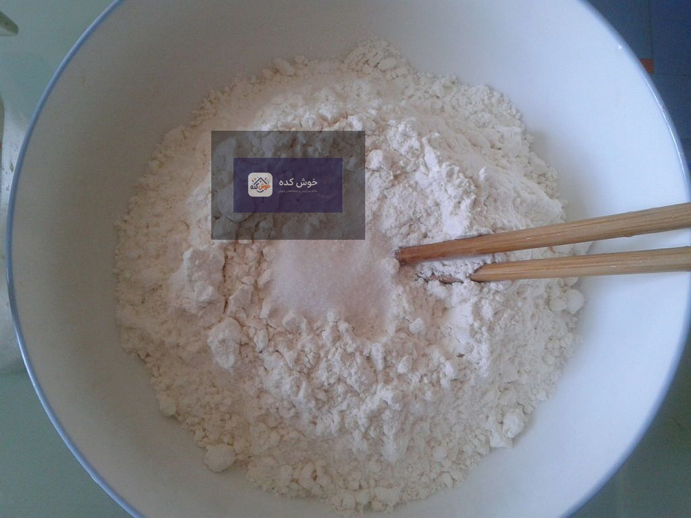 کیک سیب زمینی خلالی پخته شده و طلایی در سینی فر