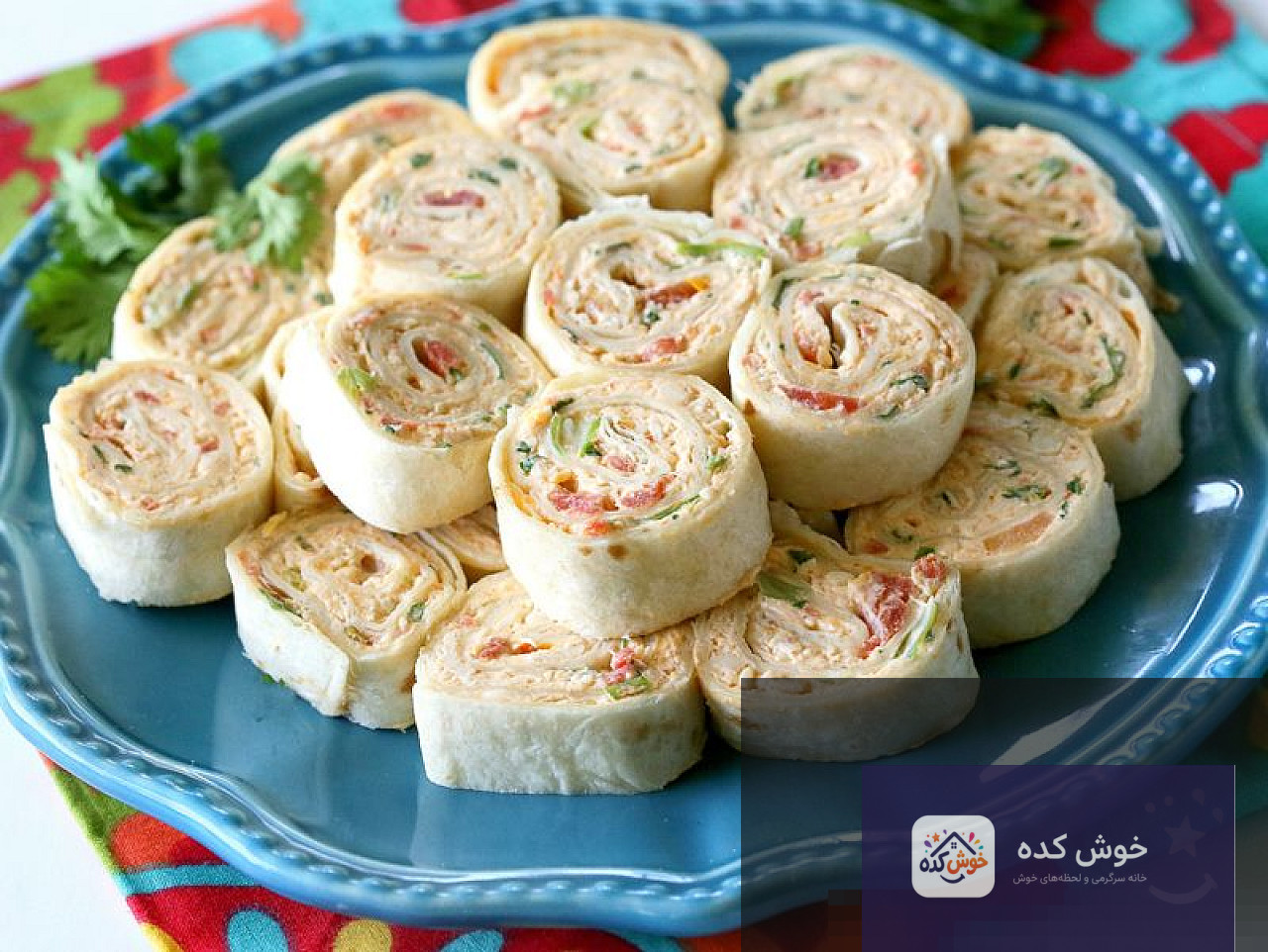 رول مرغ با نان تورتیلا، پیش‌غذایی سریع و خوشمزه، آماده سرو در بشقاب