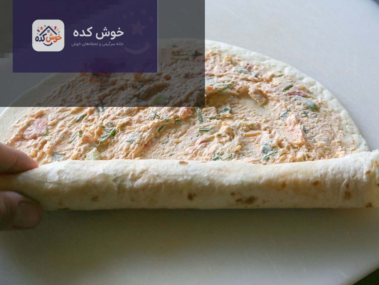 رول‌های مرغ و تورتیلا برش خورده و چیده شده در بشقاب، آماده برای سرو