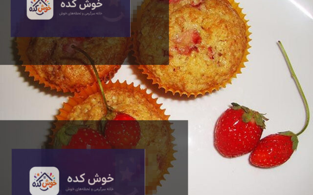 مافین موز و توت فرنگی خانگی با رویه میوه تازه، آماده سرو در سینی چوبی