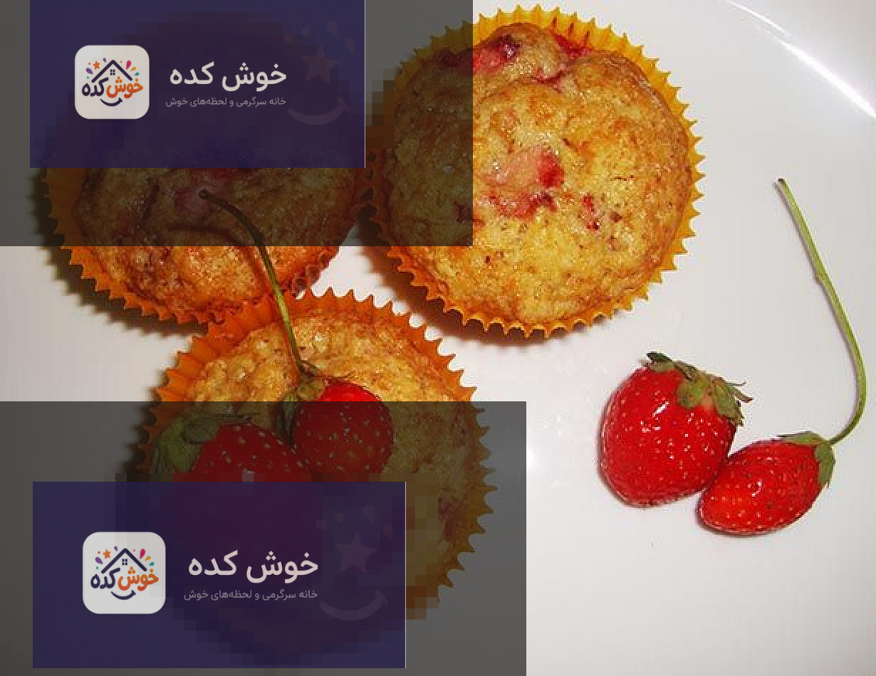 مافین موز و توت فرنگی خانگی با رویه میوه تازه، آماده سرو در سینی چوبی