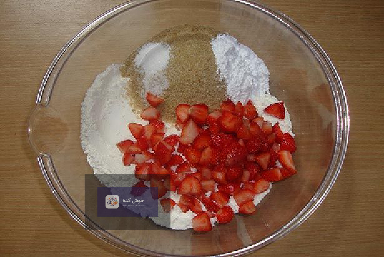 مواد اولیه شامل موز، توت فرنگی، آرد، تخم مرغ و شیر برای تهیه مافین