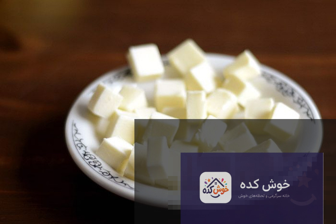کیک مرغ پنیری در حال پخت در سینی فر، با رویه طلایی و پف کرده