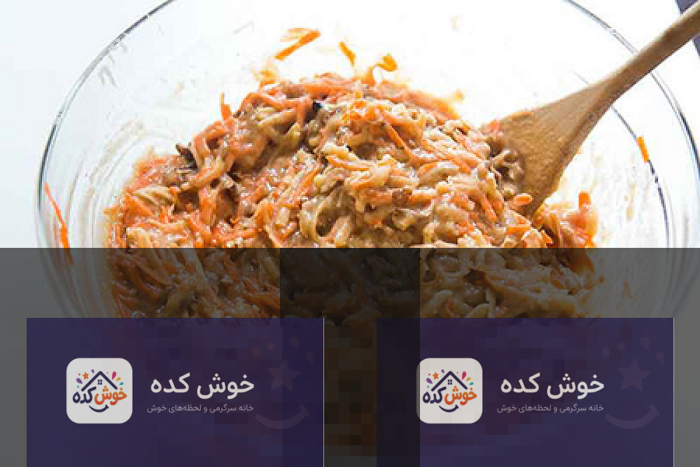 مراحل آماده سازی خمیر کاپ کیک سیب و هویج مراحل مخلوط کردن مواد خشک و تر برای تهیه خمیر کاپ کیک سیب و هویج در یک کاسه بزرگ