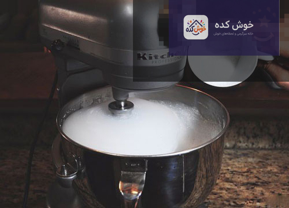مرنگ های پفکی و طلایی شده در سینی فر، پس از پخت، آماده برای خنک شدن و سرو