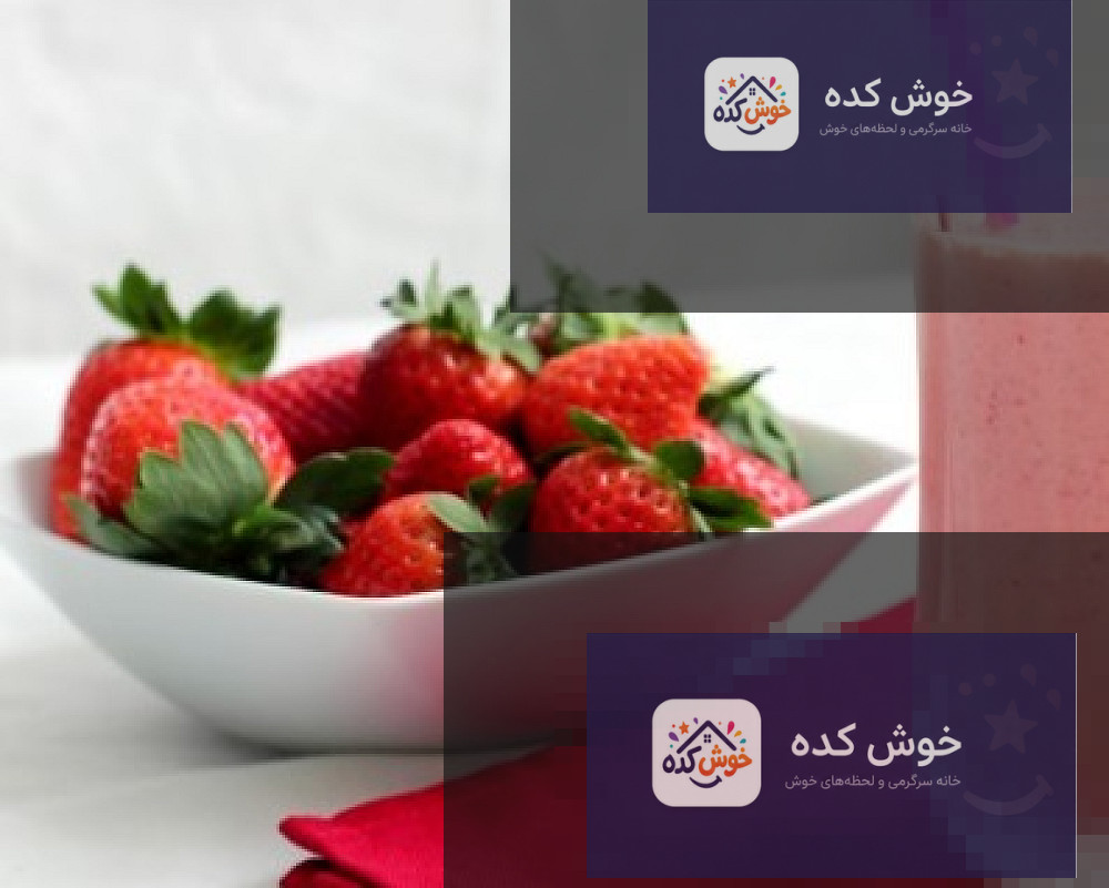 شیر موز با توت فرنگی در لیوان بلند، تزئین شده با توت فرنگی و برگ نعنا، در پس زمینه میوه های تازه