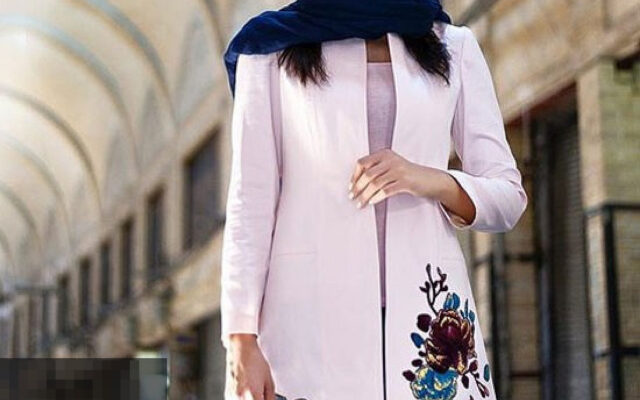 مدل مانتو دخترانه سنتی با طرح کاشی آبی و سفید، مناسب برای استایل‌های خاص و هنری