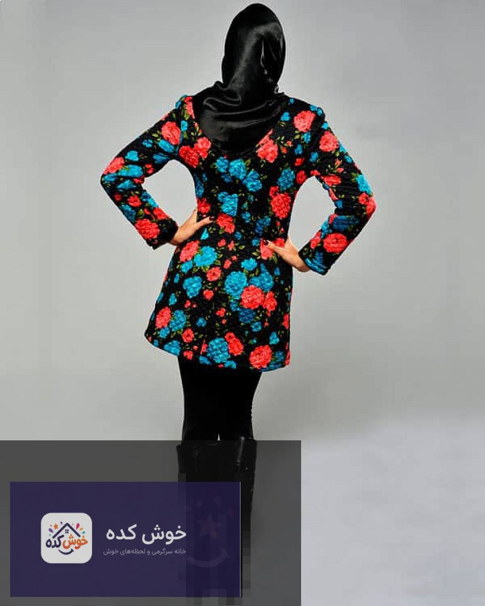 جزئیات مانتو کتی گلدار مشکی نمای نزدیک از جزئیات پارچه گلدار و دوخت مانتو کتی پاییزه زمستانه مشکی، مناسب برای استایل شیک