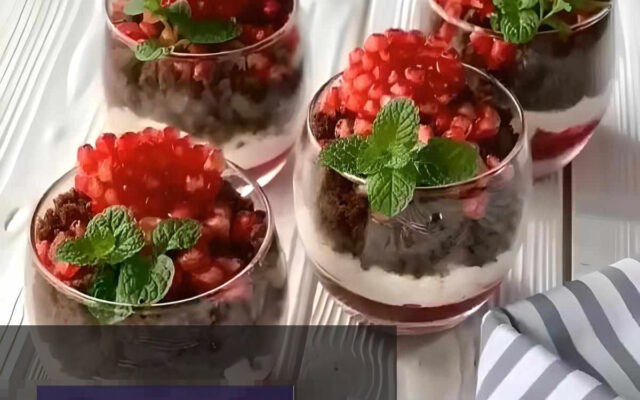 دسر انار سه لایه زیبا و خوشمزه مناسب شب یلدا، با لایه‌های ژله انار، کرم سفید و پودینگ انار