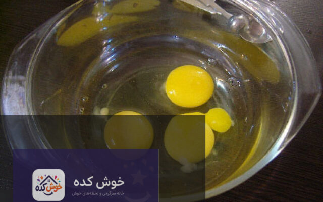 کیک سبیل فانتزی با روکش خامه سفید و سبیل مشکی، مناسب برای جشن روز پدر