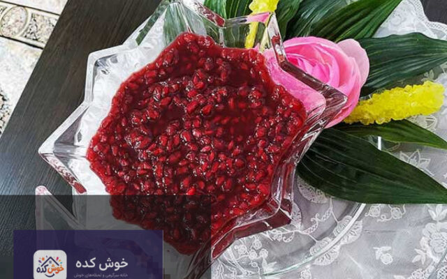 ترشک انار خانگی با دانه‌های انار و برگ نعناع تازه، آماده سرو در یک کاسه شیشه‌ای