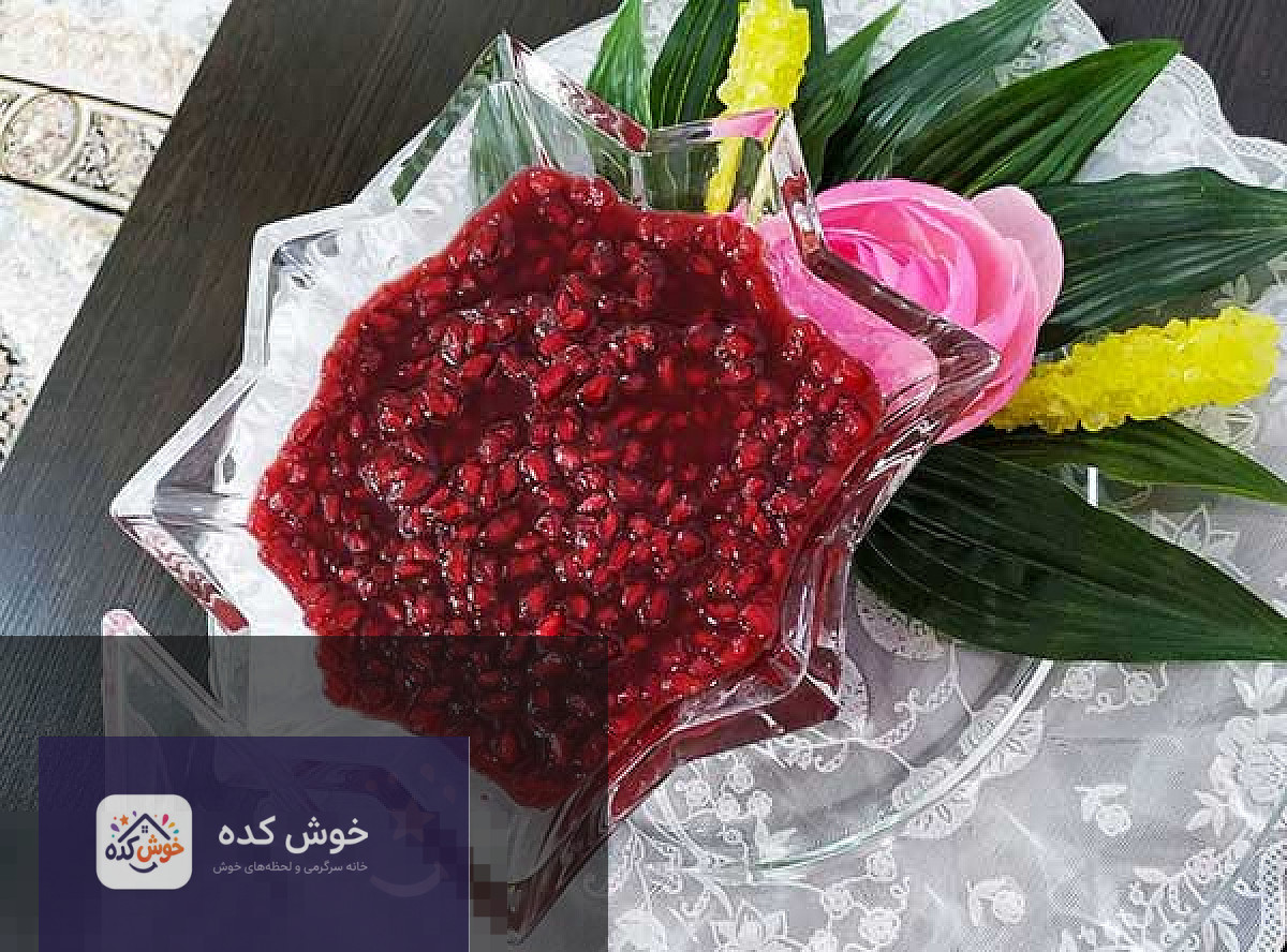 ترشک انار خانگی با دانه‌های انار و برگ نعناع تازه، آماده سرو در یک کاسه شیشه‌ای