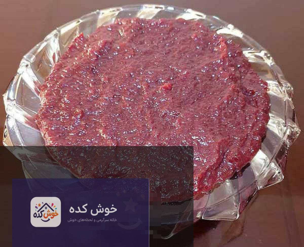 لواشک انار خانگی با رنگ قرمز تیره و بافت نرم، برش خورده و آماده مصرف