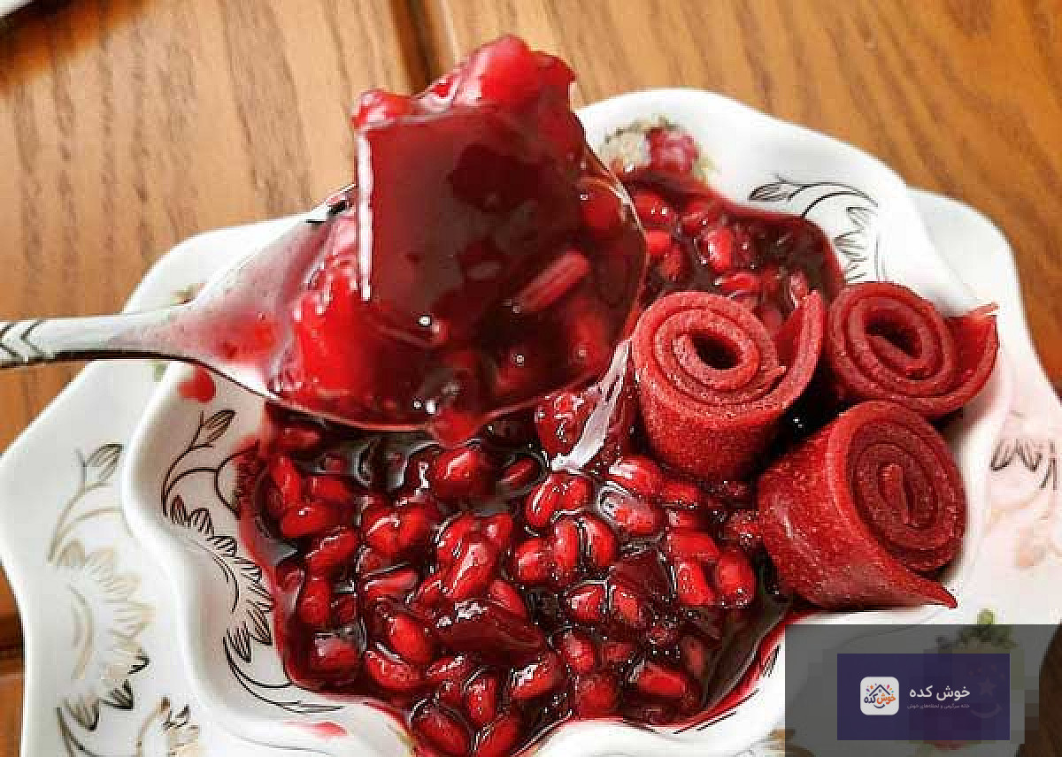لواشک انار خانگی با برش‌های منظم و سطح براق، چیده شده روی سینی