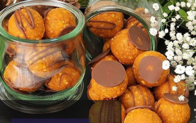 توپک کدو حلوایی نارنجی و گردو، تزئین شده با پودر نارگیل و دارچین، مناسب برای دسر شب یلدا