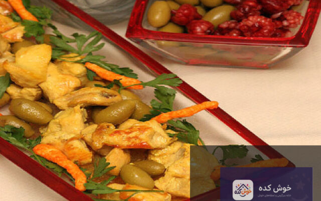 جوجه کباب تابه‌ای آماده سرو در تابه چدنی با سبزیجات تازه و لیمو، نمای نزدیک از غذای خانگی لذیذ و سریع