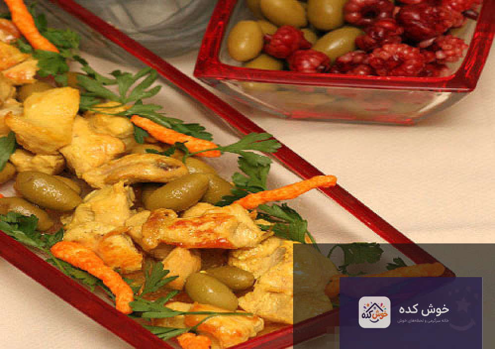 جوجه کباب تابه‌ای آماده سرو در تابه چدنی با سبزیجات تازه و لیمو، نمای نزدیک از غذای خانگی لذیذ و سریع