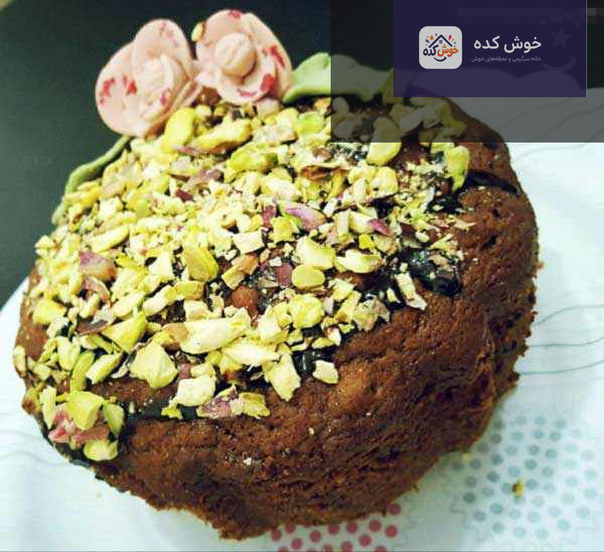 کیک خرما و پسته تازه پخته شده با رویه پسته خرد شده و خرما، مناسب برای ماه رمضان