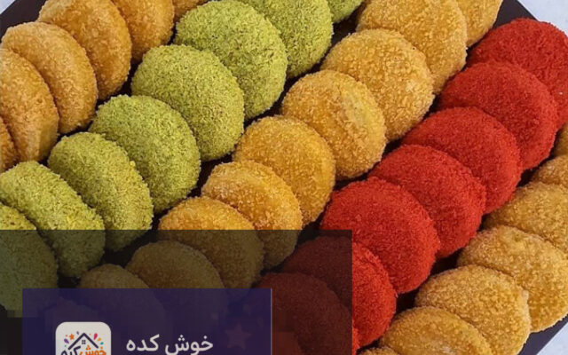 کراکت‌های طلایی و ترد با روکش پودر سوخاری پانکو خانگی، آماده سرو در یک بشقاب