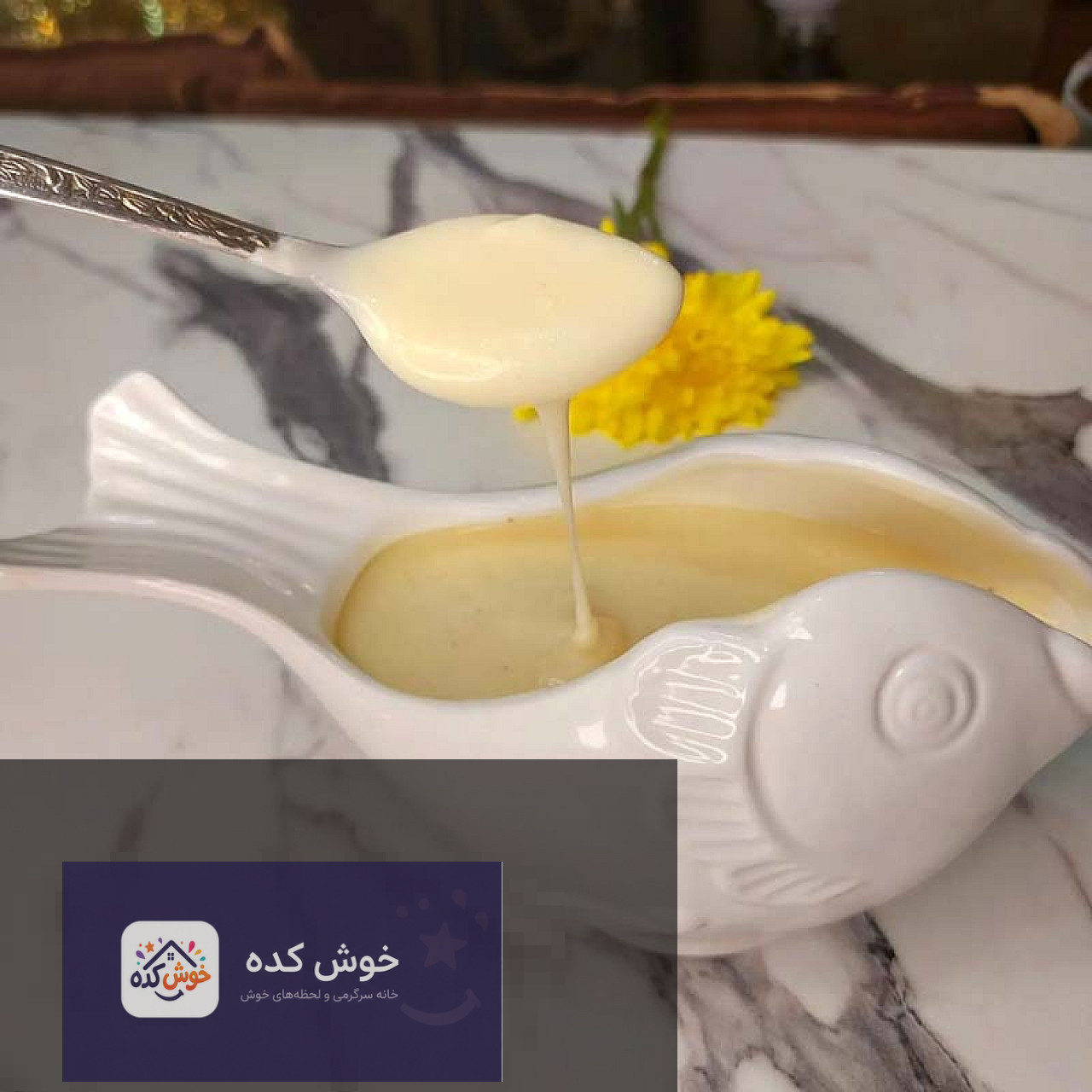 سس بشامل خانگی بدون خامه در یک سس خوری سفید، مناسب برای پاستا و لازانیا