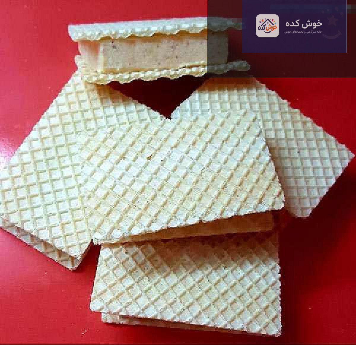 بستنی هلوی خانگی با تکه های هلو و برگ نعناع، آماده سرو در کاسه شیشه ای