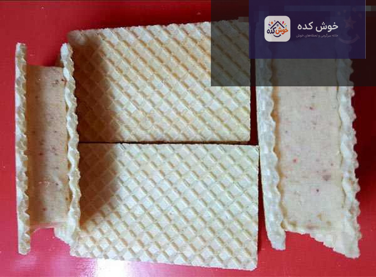 بستنی هلوی تازه و خنک در کاسه، تزئین شده با برش های هلو و برگ نعناع