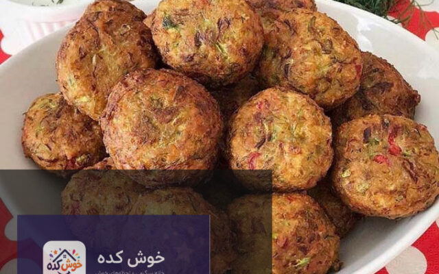 کوفته کدو و نخود آماده سرو در بشقاب، تزئین شده با سبزیجات تازه و سس، غذایی رژیمی و سالم