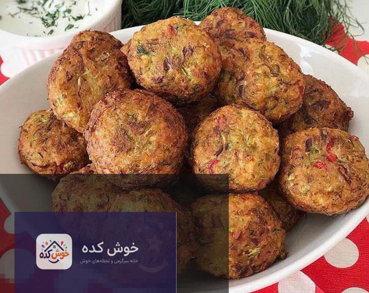 کوفته کدو و نخود آماده سرو در بشقاب، تزئین شده با سبزیجات تازه و سس، غذایی رژیمی و سالم
