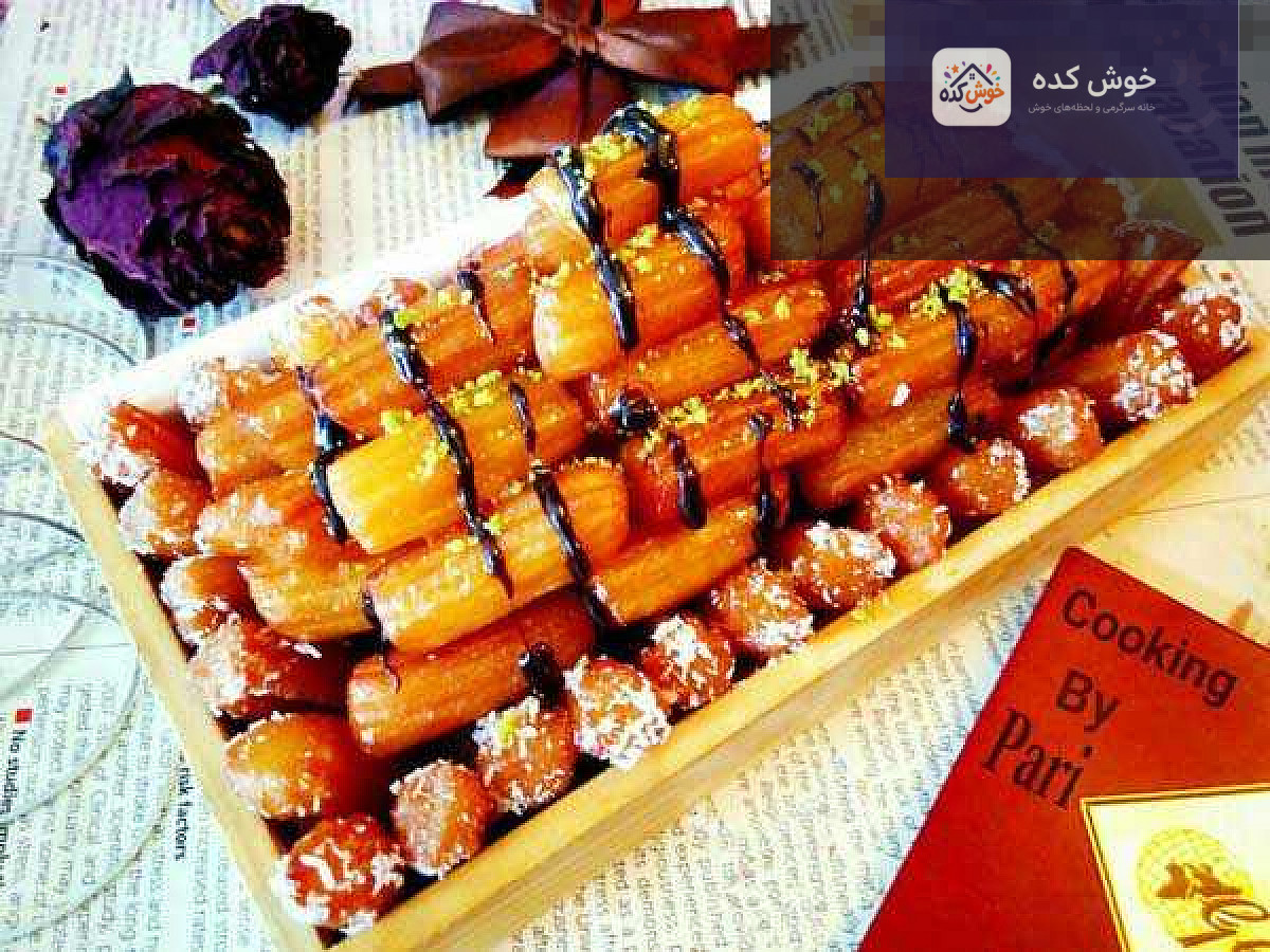 بامیه های طلایی و ترد خانگی در یک ظرف، آماده سرو، با شربت شیرین و خوش رنگ