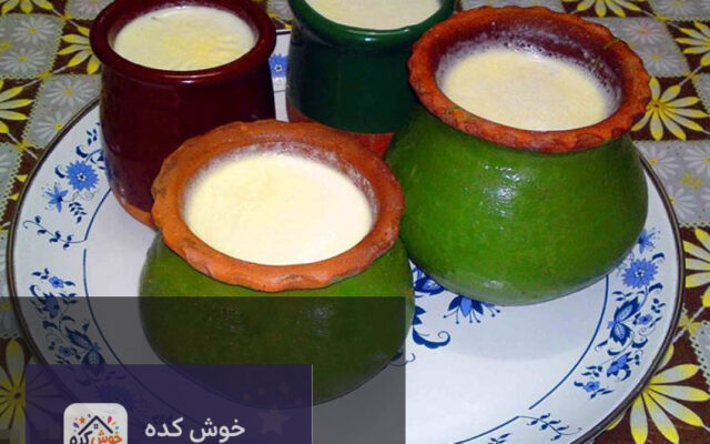ماست خانگی سنتی با بافت سفت و یکدست در ظرف شیشه ای، آماده برای سرو