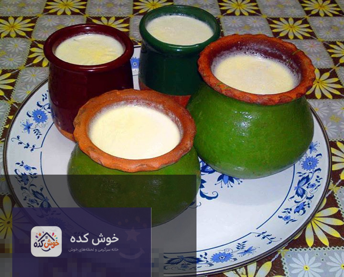 ماست خانگی سنتی خوشمزه ماست خانگی سنتی با بافت سفت و یکدست در ظرف شیشه ای، آماده برای سرو