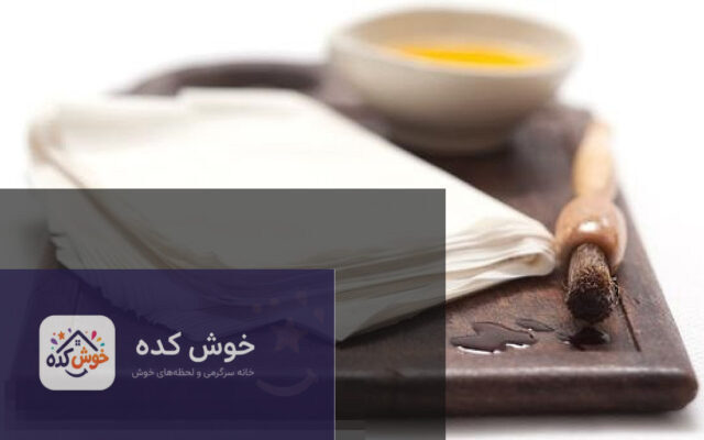 خمیر یوفکا (فیلو) خانگی نازک و آماده برای پخت، روی سطح چوبی
